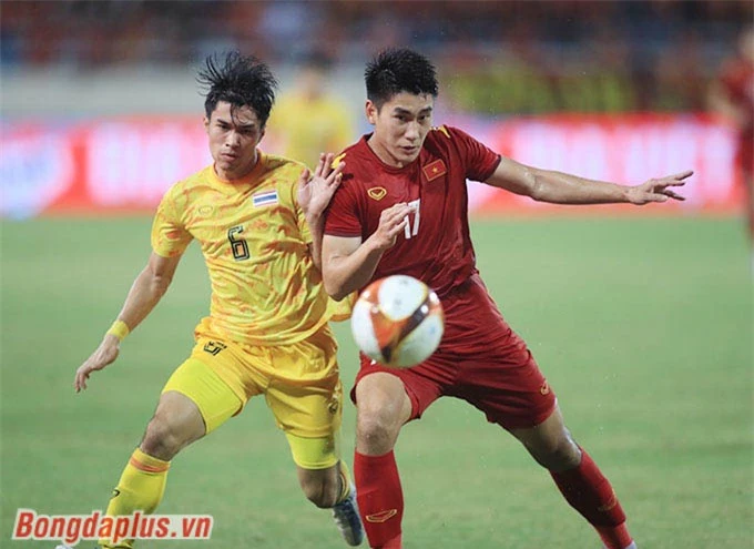Sau giờ nghỉ giữa hai hiệp của trận chung kết giữa U23 Việt Nam và U23 Thái Lan, Nhâm Mạnh Dũng mới được HLV Park Hang Seo đưa vào sân thay cho Văn Tùng thi đấu không hiệu quả