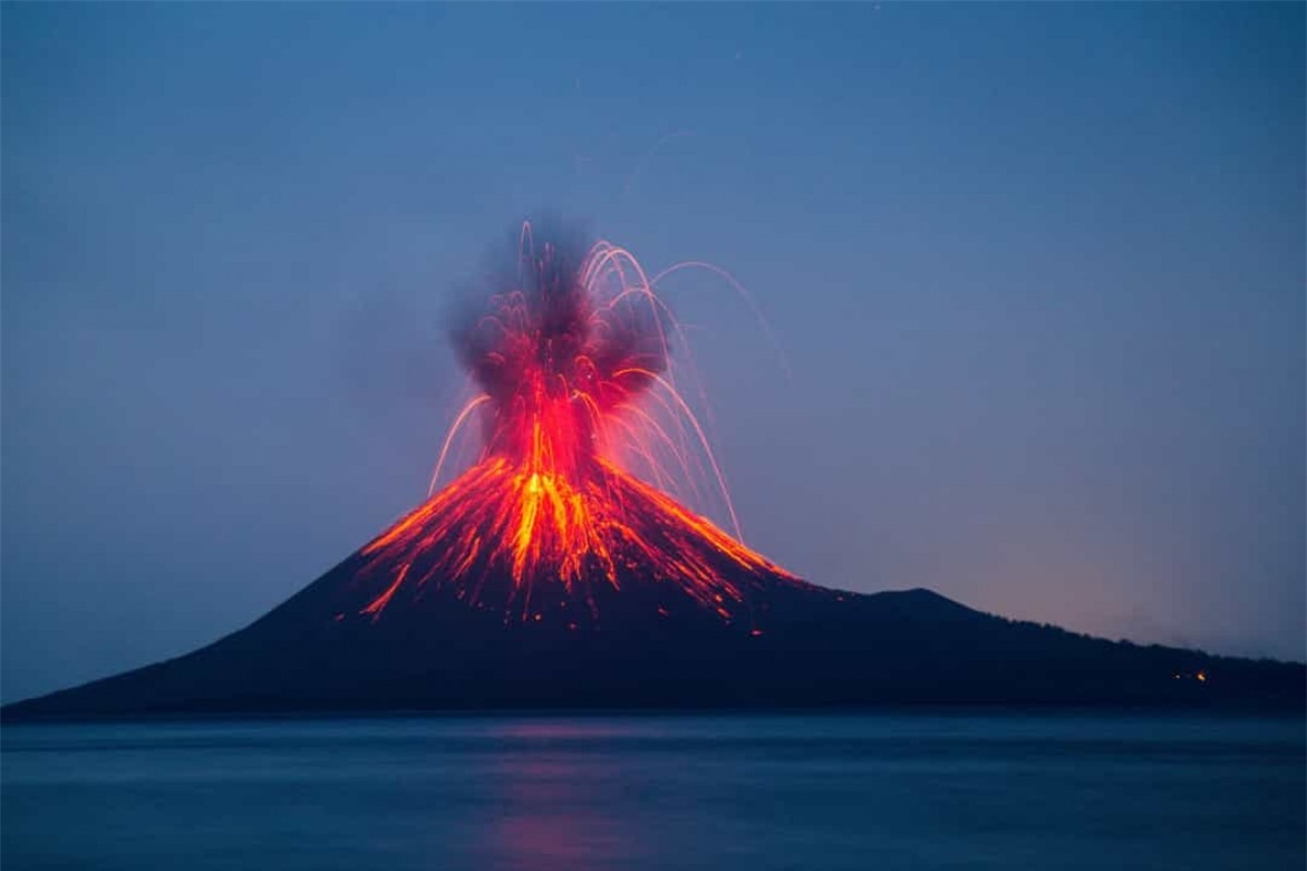 Hầu hết hoạt động của núi lửa trên Trái Đất đều diễn ra dưới các đại dương. Nơi tập trung nhiều núi lửa nhất Trái Đất là ở Thái Bình Dương với 1.133 núi lửa.