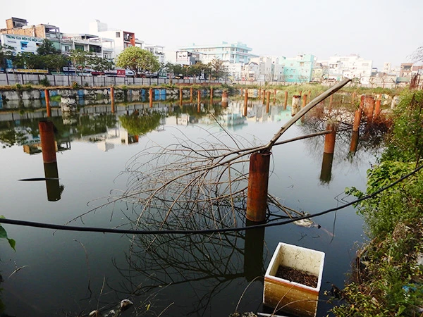 Dự án Trung tâm thương mại, căn hộ cao cấp và khách sạn 5 sao DANANG CENTER "treo" dai dẳng suốt hơn chục năm qua và đang trở thành nơi ao tù nuốc đọng, ô nhiễm môi trường ngay giữa trung tâm TP Đà Nẵng