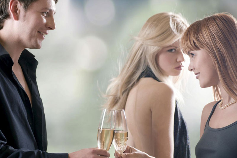 Nhân tình mang bụng bầu đến tận nhà đòi danh phận, vợ mới chết lặng biết bị phản bội