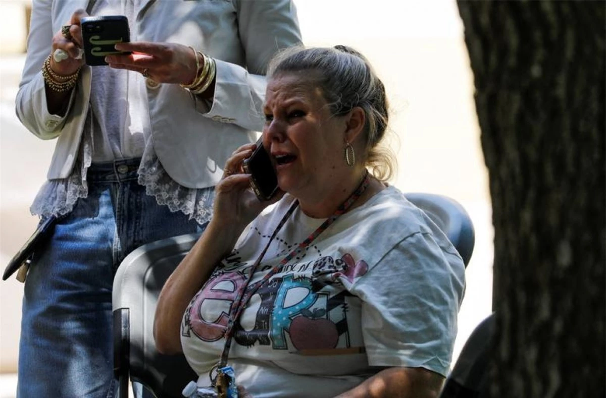 Phản ứng của một người phụ nữ khi nghe điện thoại bên ngoài Trung tâm Ssgt Willie de Leon, nơi các học sinh được đưa tới từ trường tiểu học Robb.