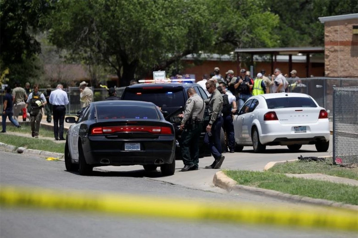 Hiện trường vụ xả súng ở trường tiểu học Robb ngày 24/5.