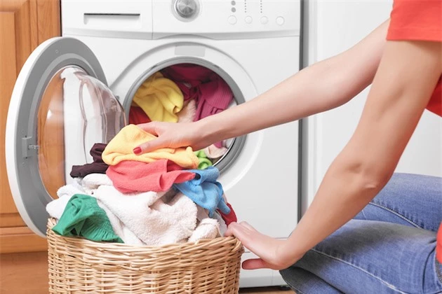 Lưu ý khi giặt và bảo quản quần áo trong mùa hè