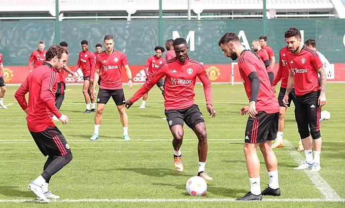 Ten Hag đối mặt với phòng thay đồ độc hại ở Man United