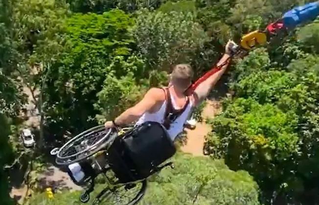 Thót tim trước màn nhảy bungee của chàng trai ngồi trên xe lăn