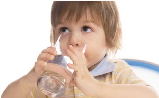 4 thời điểm mẹ tuyệt đối không cho trẻ uống nước