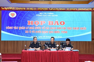 Phản hồi việc nhập xe dưới dạng quà biếu, tặng, hải quan nói thu đủ thuế