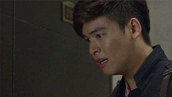 Trốn dưới gầm giường rình vợ ngoại tình, tôi đờ đẫn trước cảnh tượng trong phòng ngủ