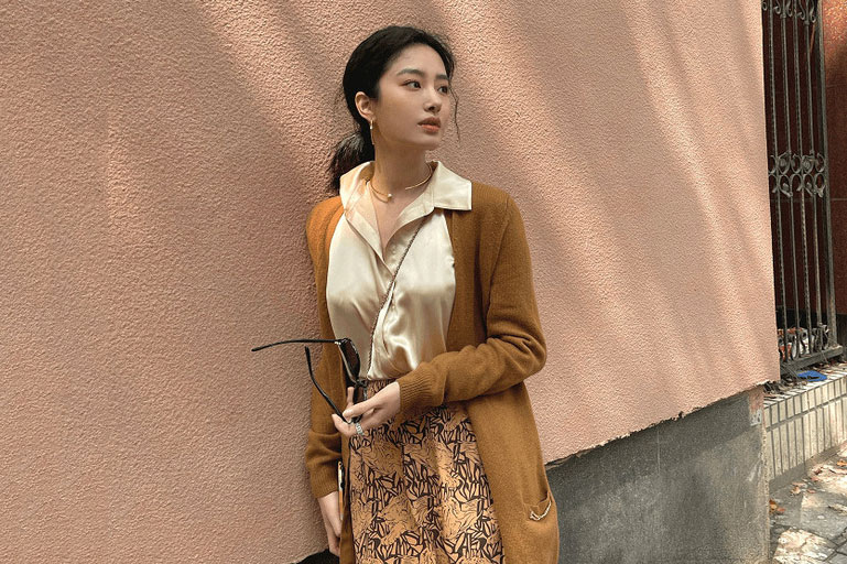 Hè về, sắm ngay kiểu áo sơ mi lụa quốc dân diện lên chuẩn quý cô thanh lịch