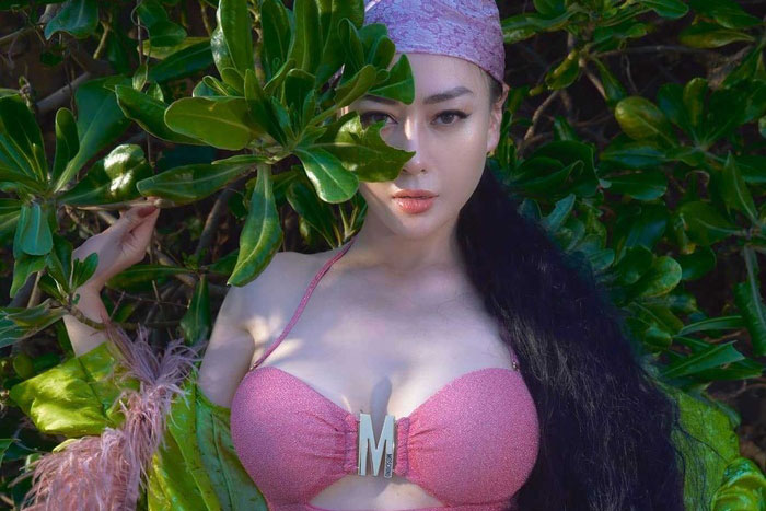 Phương Oanh quá đỗi sexy dù diện bikini hồng với áo vest xanh