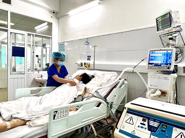 Nữ  bệnh nhân Trần Thị T. N trong thời gian được điều trị tại khoa Hồi sức tích cực - chống độc Bệnh viện Đà Nẵng (Ảnh do Bệnh viện Đà Nẵng cung cấp)
