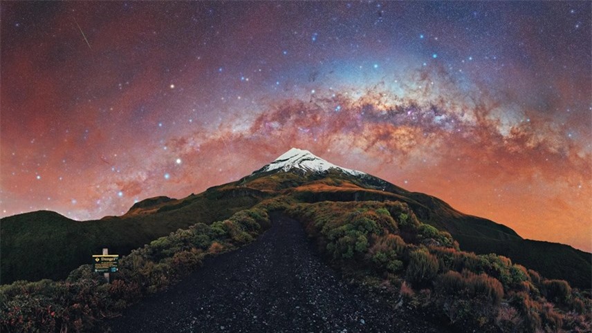 Bức ảnh Galactic Kiwi của nhiếp ảnh gia New Zealand Evan McKay's chụp tại N&uacute;i Taranaki, New Zealand. Ảnh: The Guardian.