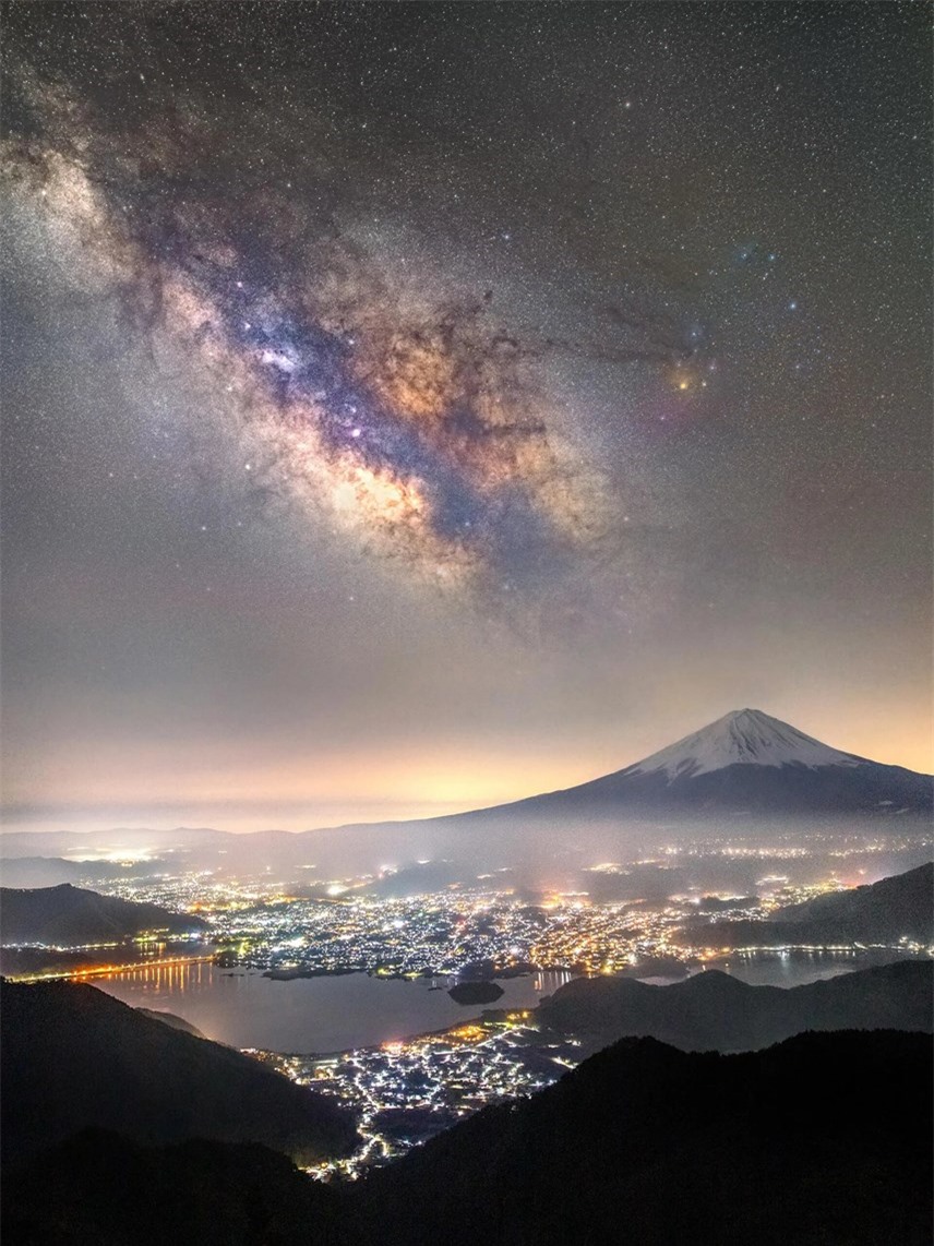 Bức ảnh Mt. Fuji and the Milky Way over Lake Kawaguchi của nhiếp ảnh gia Nhật Bản Takemochi Yuki. Ảnh: The Guardian.