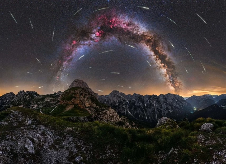 &ldquo;Mưa sao băng Perseid tr&ecirc;n y&ecirc;n xe Mangart&rdquo; của Uro&scaron; Fink chụp tại Julian Alps, Slovenia. Ảnh: The Guardian.