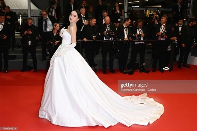 Hương Giang tại thảm đỏ LHP Cannes 2022: Diện váy lộng lẫy như công chúa, lên tiếng trước thông tin bị truyền thông ngó lơ - Ảnh 3.
