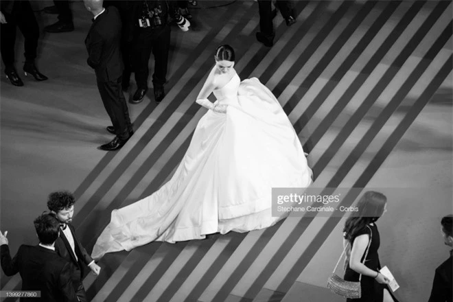 Hương Giang tại thảm đỏ LHP Cannes 2022: Diện váy lộng lẫy như công chúa, lên tiếng trước thông tin bị truyền thông ngó lơ - Ảnh 4.
