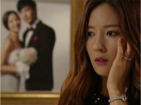 Phụ nữ ngoại tình sẽ "dâng hiến" hết 3 thứ cho người thứ 3, nhưng chồng thì không