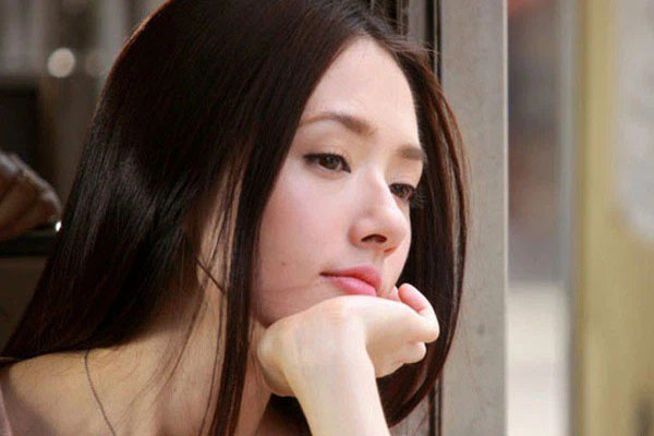 Tìm chai nước sát khuẩn, tôi choáng nặng khi thấy đồ chơi tình dục nằm dưới gầm giường, lật tẩy bí mật của chồng