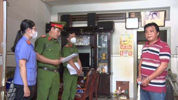 Cơ quan cảnh sát điều tra Công an huyện Phú Tân tiến hành tống đạt các Quyết định liên quan đến vụ án.