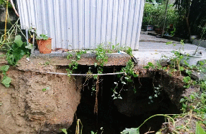 Nghệ An: Xuất hiện hố "tử thần" sâu 6m trong nhà dân