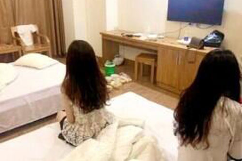 Hẹn hò với "sugar daddy", 2 cô gái uống ly nước rồi bất tỉnh, sốc nặng khi tỉnh dậy