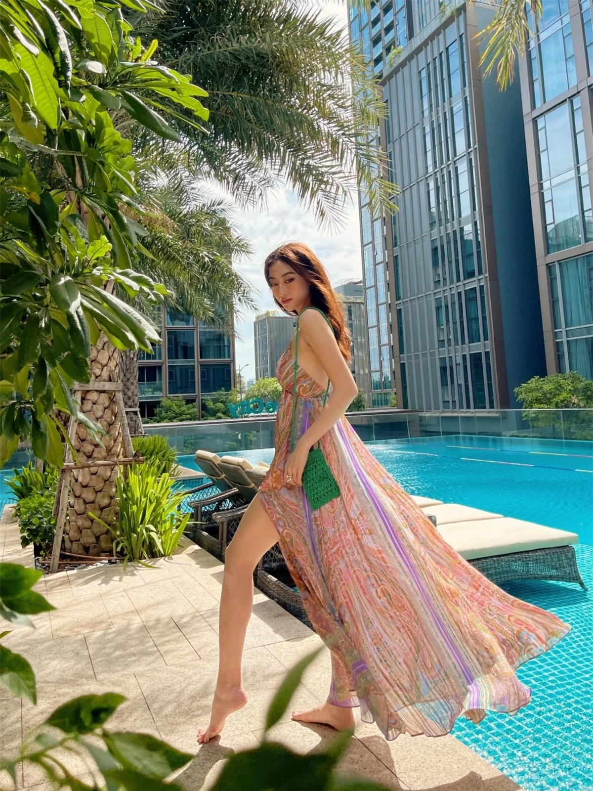 Hoa hậu Lương Thùy Linh vừa đăng tải loạt ảnh đẹp hút mắt trên trang cá nhân.