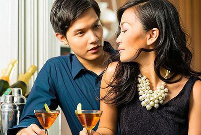 Trai đẹp "khéo chiều" khiến bà chủ giàu có mất cả chì lẫn chài