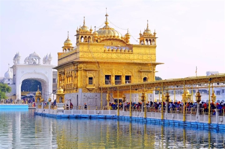 Cận cảnh vẻ đẹp lộng lẫy của ngôi đền dát vàng bốn bề bao quanh bởi nước - 3