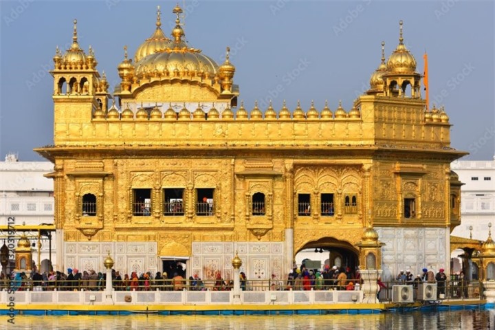 Cận cảnh vẻ đẹp lộng lẫy của ngôi đền dát vàng bốn bề bao quanh bởi nước - 5