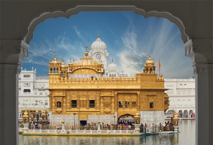 Cận cảnh vẻ đẹp lộng lẫy của ngôi đền dát vàng bốn bề bao quanh bởi nước - 9