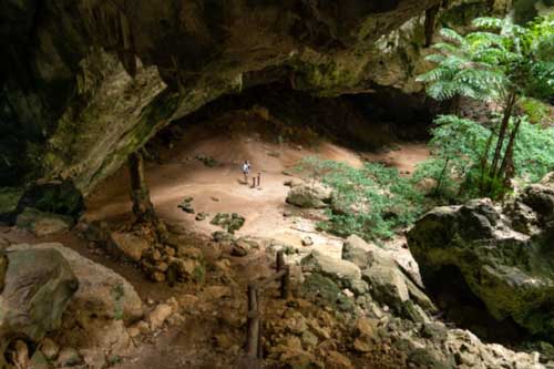 Bên trong hang động huyền ảo từng là nơi dừng chân của các vị vua xứ chùa Vàng