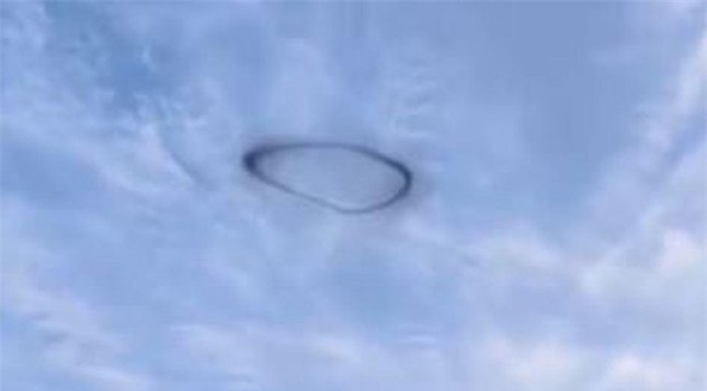 Sự thật về vòng khói đen khổng lồ kỳ lạ bị nghi là UFO xuất hiện trên bầu trời Tứ Xuyên ảnh 1
