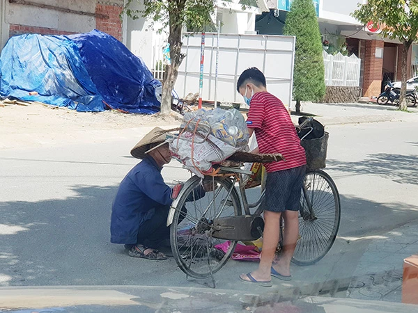 Nắng nóng có thể gây tình trạng mất nước, kiệt sức, đột quỵ do sốc nhiệt đối với cơ thể người khi tiếp xúc lâu với nền nhiệt độ cao