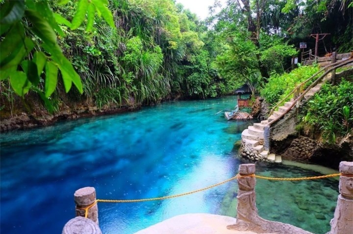 ‘Dòng sông mê hoặc’ bí ẩn nhất Philippines với làn nước xanh thẳm nhìn thấu đáy - 1