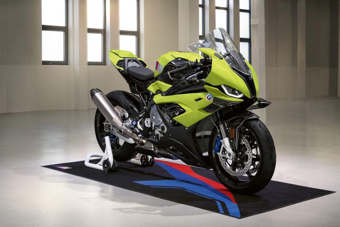 Tận mục BMW M 1000 RR phiên bản kỷ niệm 50 năm