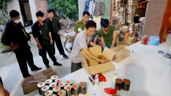 Lực lượng chức năng phát hiện hộ dân trên địa bàn huyện Tri Tôn sản xuất hàng trăm lon nhớt nghi giả.
