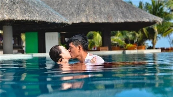 Đằng sau những nụ hôn ngọt ngào vạn người mê của sao Việt: người nín thở, người nằm kệ gỗ