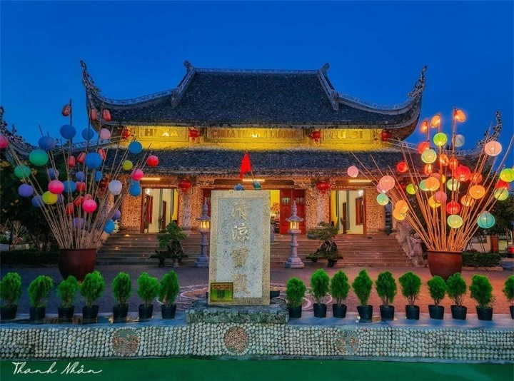 Ngôi chùa nổi tiếng với tích tượng Phật trôi dạt từ biển, xây bằng san hô và dừa - 11