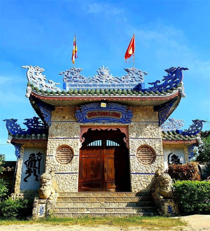 Ngôi chùa nổi tiếng với tích tượng Phật trôi dạt từ biển, xây bằng san hô và dừa - 2