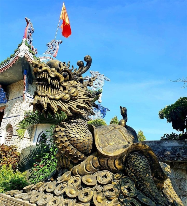 Ngôi chùa nổi tiếng với tích tượng Phật trôi dạt từ biển, xây bằng san hô và dừa - 4