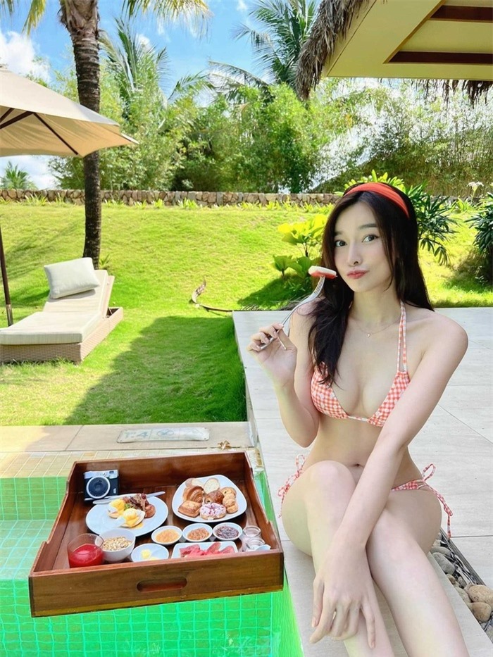Cao Thái Hà diện bikini khoe thân hình siêu mỏng, eo nhỏ xíu