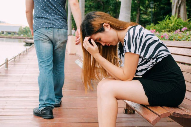 Tá hỏa với những cơn ghen của chồng, ngay cả những người bất ngờ nhất cũng bị coi là "tình địch"