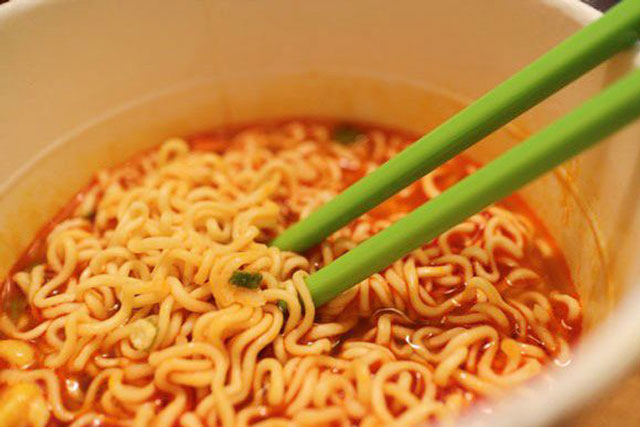 Tác hại đáng sợ khi ăn mì tôm nhiều người không biết