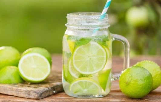 Điều gì xảy ra nếu bạn uống quá nhiều nước chanh