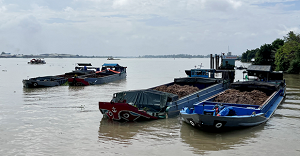 An Giang: Bắt nhiều sà lan, ghe sắt vận chuyển đất trái phép số lượng lớn