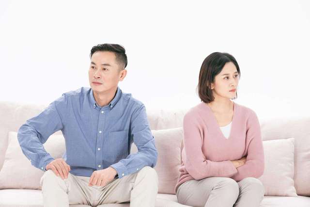 Nửa đêm không thấy chồng và con gái 1 tháng tuổi đâu, tôi chạy ra phòng khách thì bật khóc trước cảnh tượng trước mắt