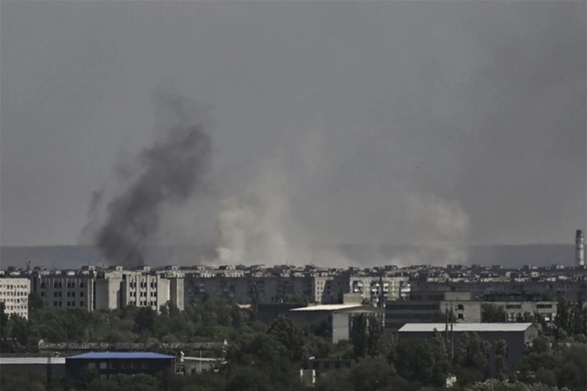 Khói bụi bốc lên từ thành phố Severodonetsk do các cuộc pháo kích hôm 26/5. Ảnh: AFP