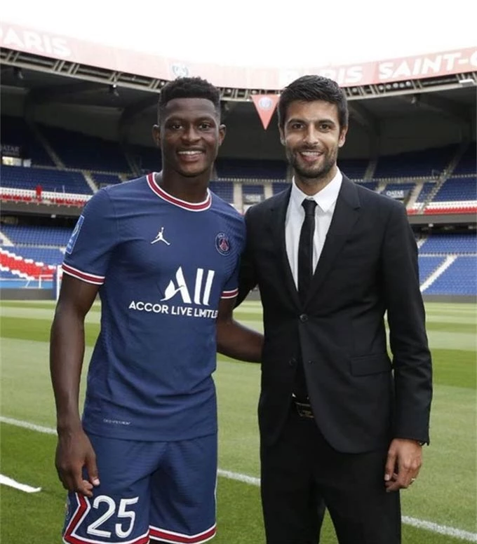 PSG chi tiền mua đứt Mendes