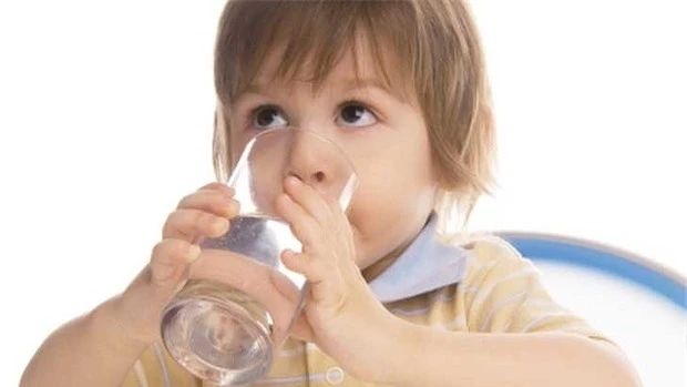 Trẻ em cần uống bao nhiêu nước một ngày?