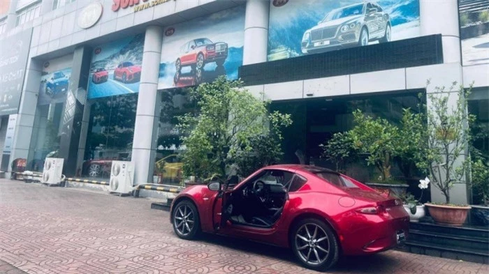 xe thể thao mui trần mazda mx-5 đầu tiên về việt nam